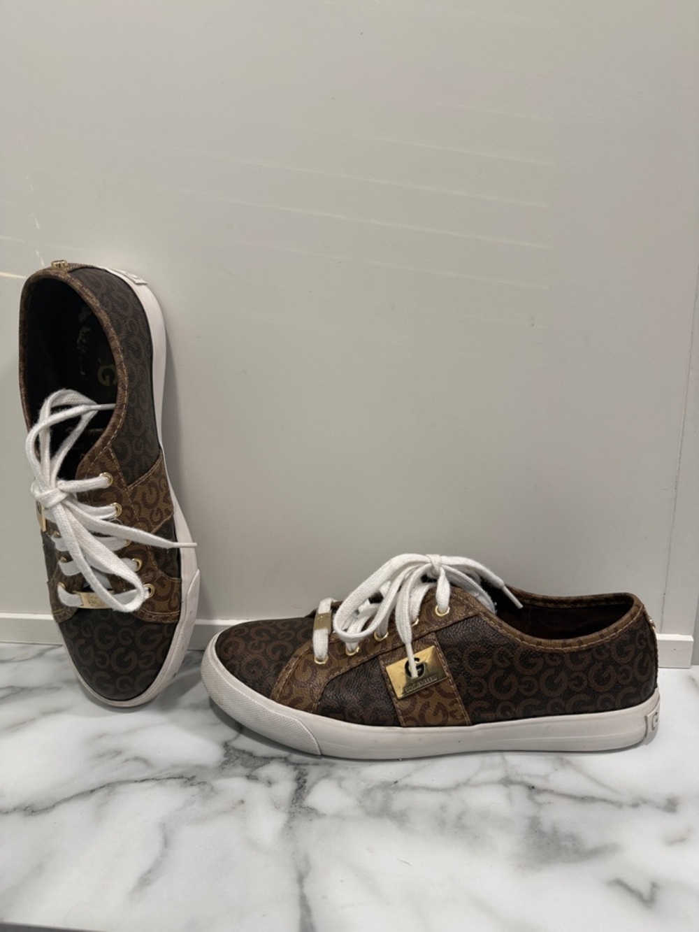 GBG Guess Los Angeles Brown Gold Low-Top Sneakers women’s 8.5